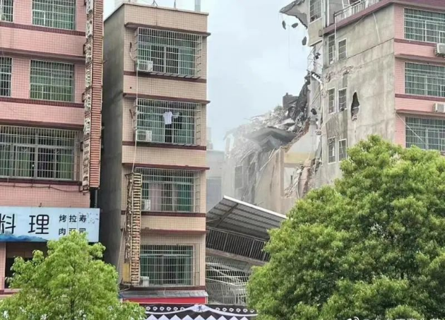 突发事故！长沙望城区六层楼房突然坍塌...